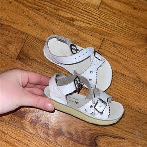White sun sans toddler size 6